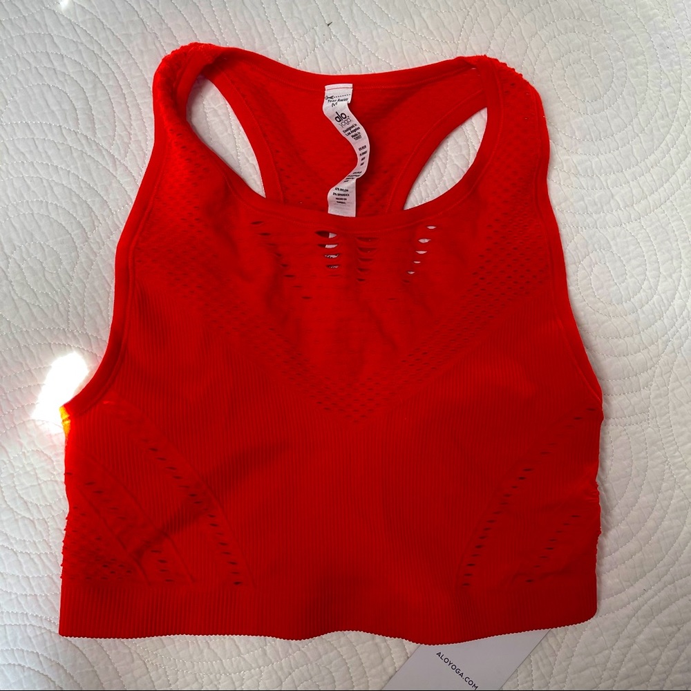 ALO YOGA CROP TOP NWT SIZE MEDIUM